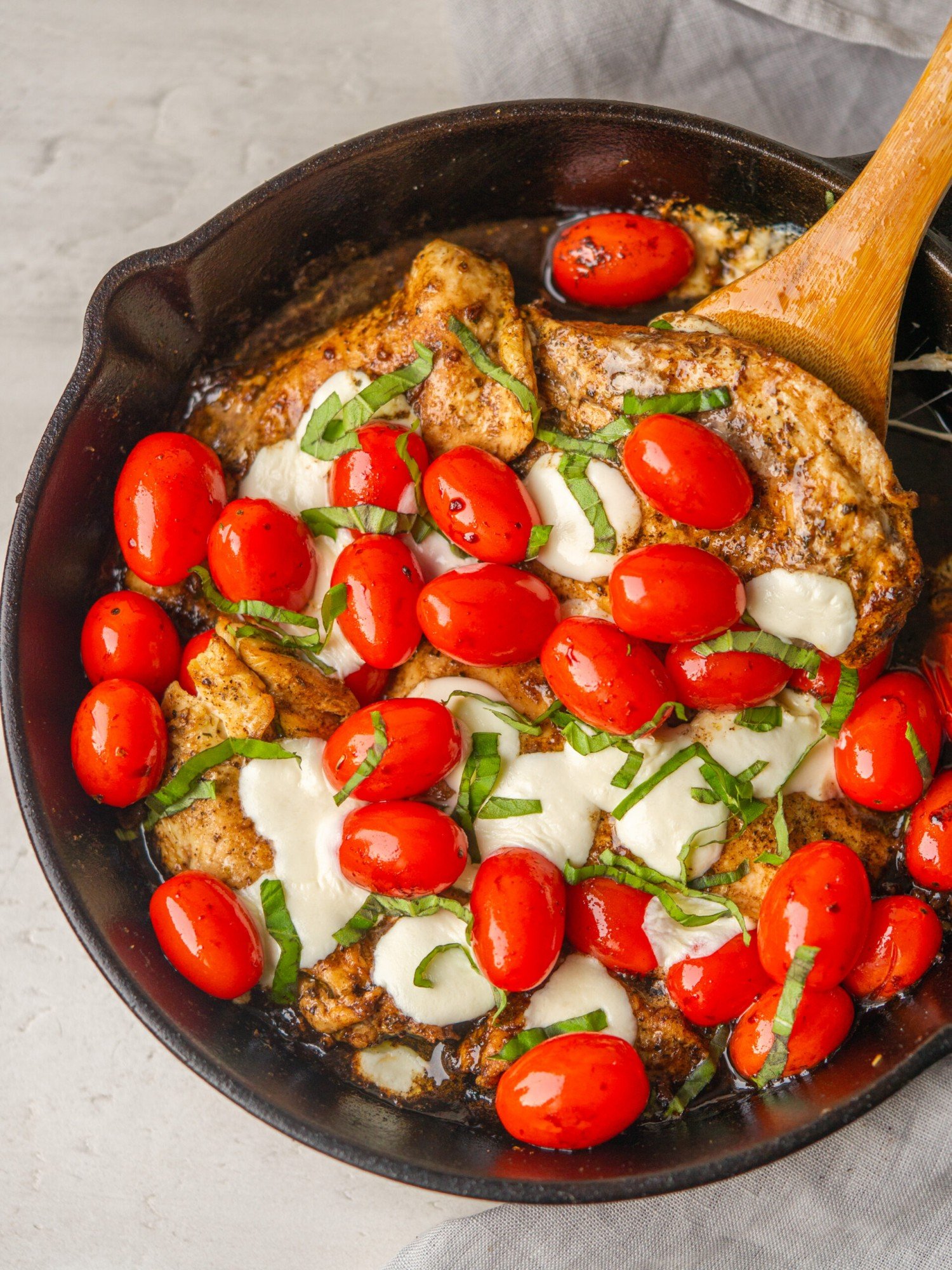 Minute Skillet Caprese Chicken: Easy Weeknight Dinner